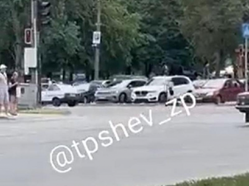 Опасную езду малолетнего самокатчика сняли на видео в Запорожье