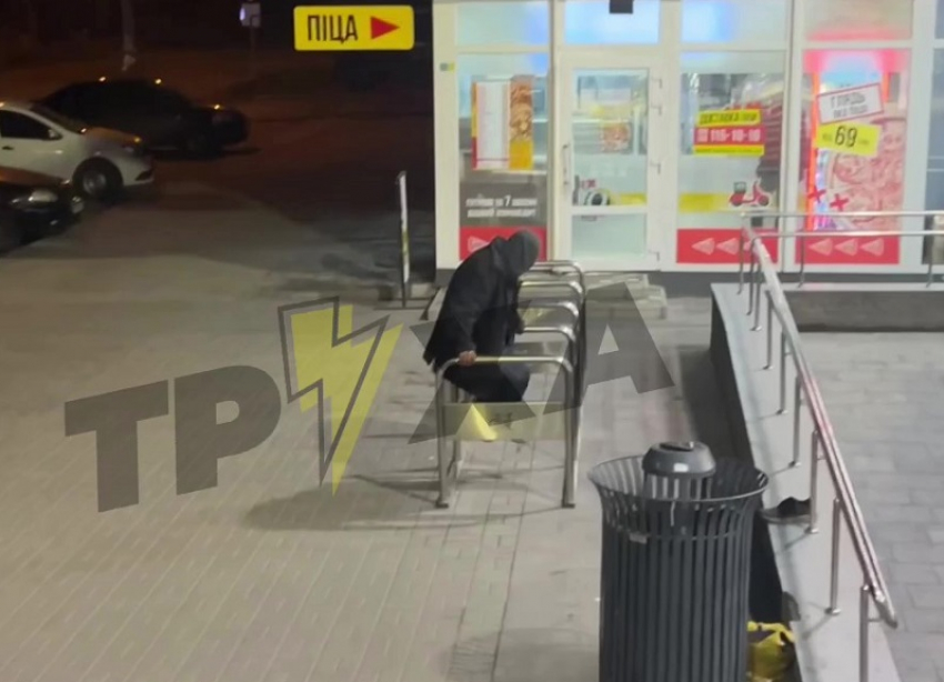 Босоногая тренировка мужчины на велопарковке попала на видео в Запорожье