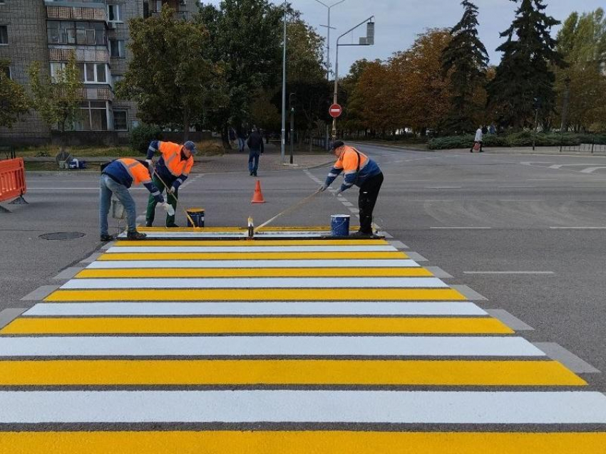 В Энергодаре изменили расцветку дорожной разметки 