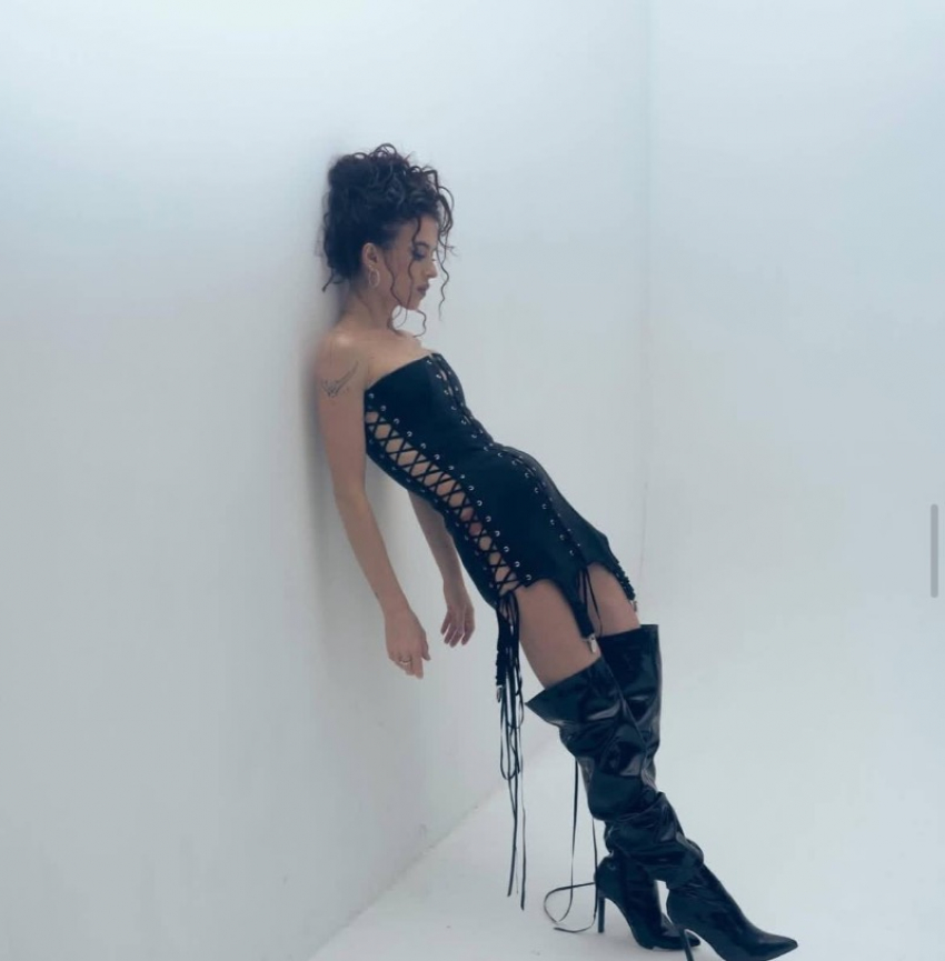 «Багира»: актриса из Бердянска Мирослава Карпович показала точеную фигуру в «голом» платье