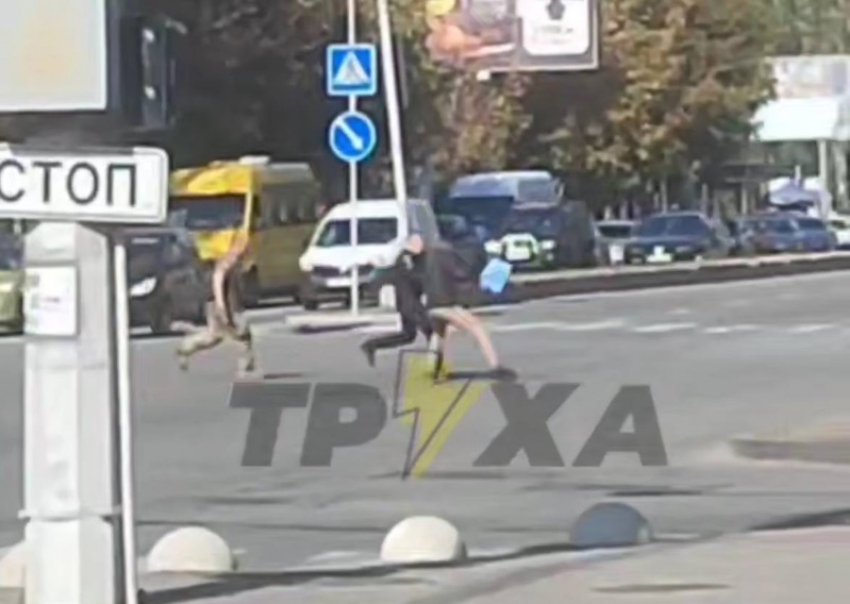 Мужчина эффектно улизнул от сотрудников ТЦК в Запорожье и попал на видео
