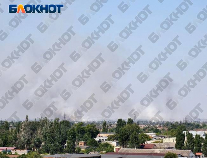Густые клубы дыма за городом запечатлели жители Мелитополя