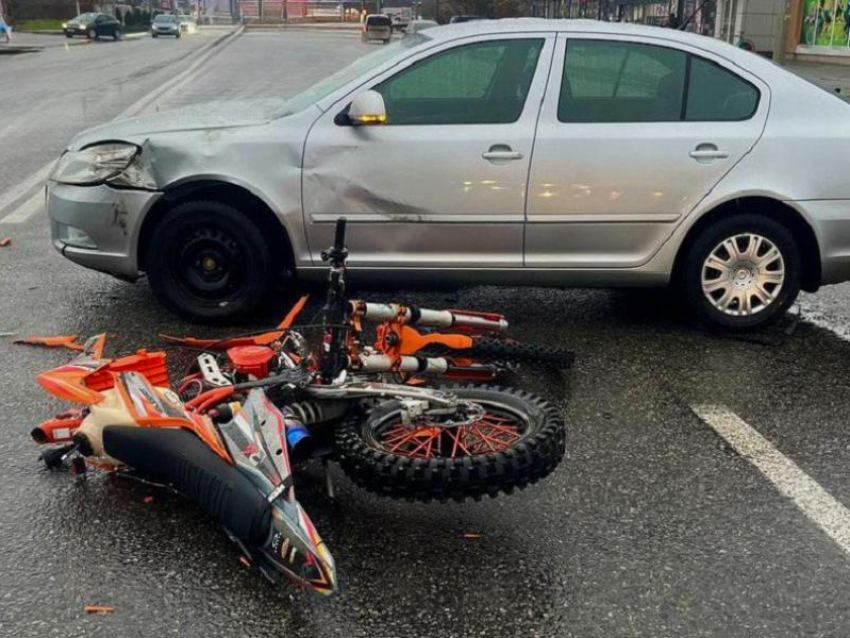 Появилось фото с места, где водитель Skoda Octavia сбил 17-летнего мотоциклиста в Мелитополе