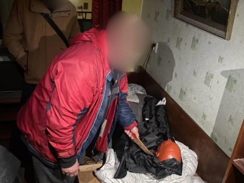 Житель Бердянска показал, как с ножом накинулся на свою 87-летнюю мать и убил её