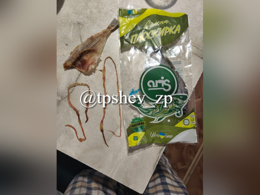 Жительница Запорожья купила в супермаркете рыбу с огромными червями