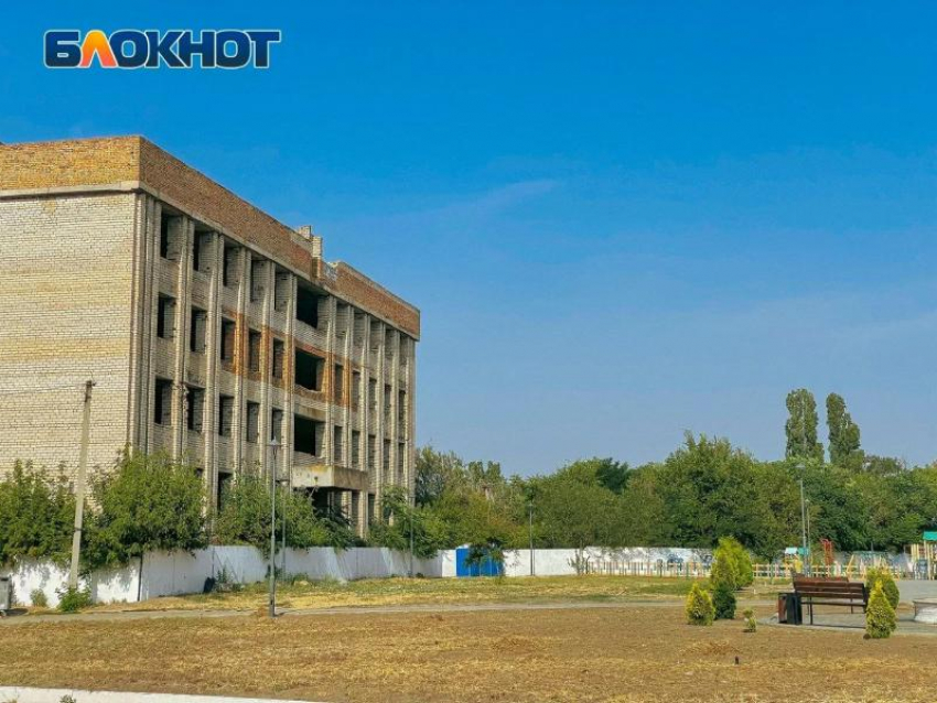 Пожар начался после удара дрона-камикадзе ВСУ по школе ДОСААФ в Каменке-Днепровской