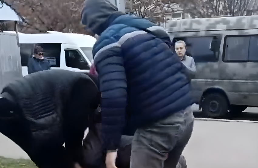 Группа одетых по гражданке мужчин выскочила из микроавтобуса и накинулась на прохожего в Запорожье