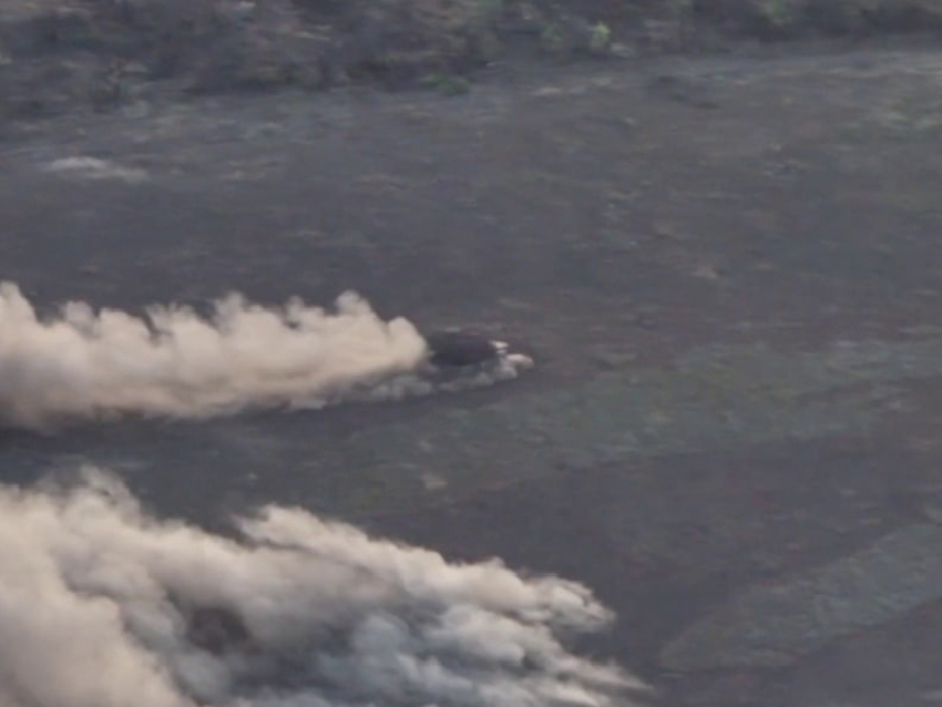 Танк ВС РФ героически проложил путь пехоте через минное поле на Запорожском фронте СВО и попал на видео