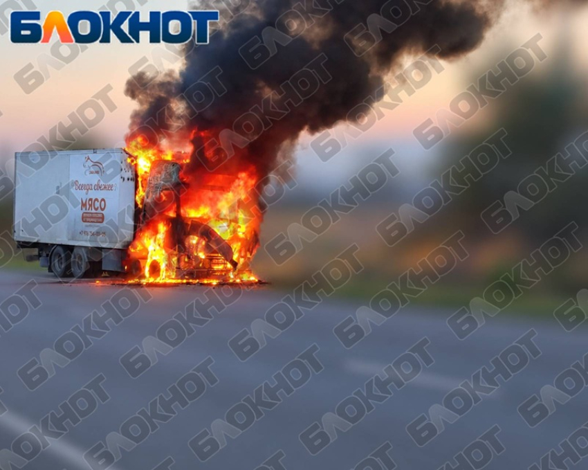 Гражданская фура загорелась после удара ВСУ в районе запорожского села Дружба
