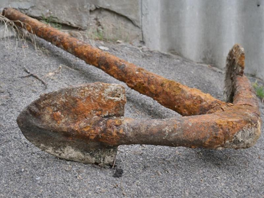 В Запорожье на побережье Хортицы нашли двурогий адмиралтейский якорь XVIII века 