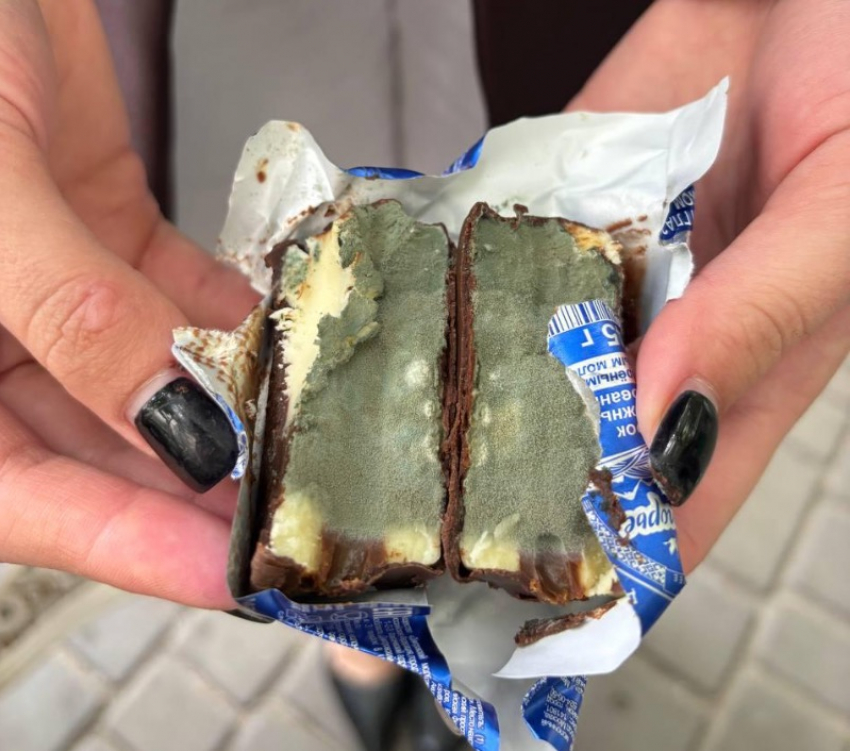 Жительница Мелитополя купила в местном супермаркете сырок с толстым слоем плесени