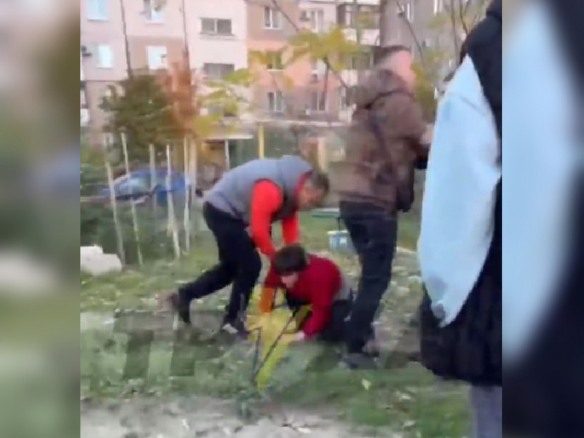 Гопники избили школьников во дворе многоэтажки в Запорожье: опубликованы кадры мордобоя
