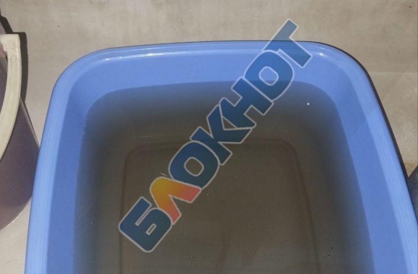 «Воняет болотом»: жительница Михайловки показала подозрительный цвет воды из-под крана