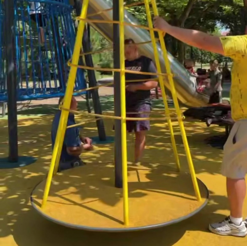 В Запорожье пьяные женщины с детьми сломали карусель на новой площадке
