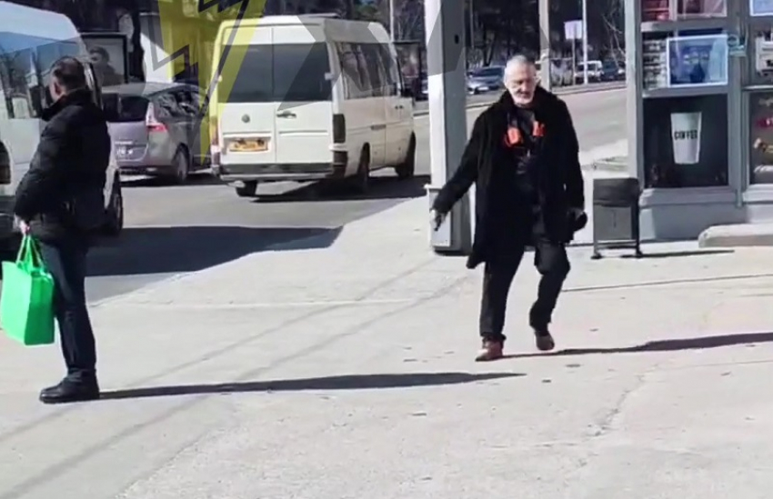 Размахивающего ножом мужчину сняли на видео в Запорожье