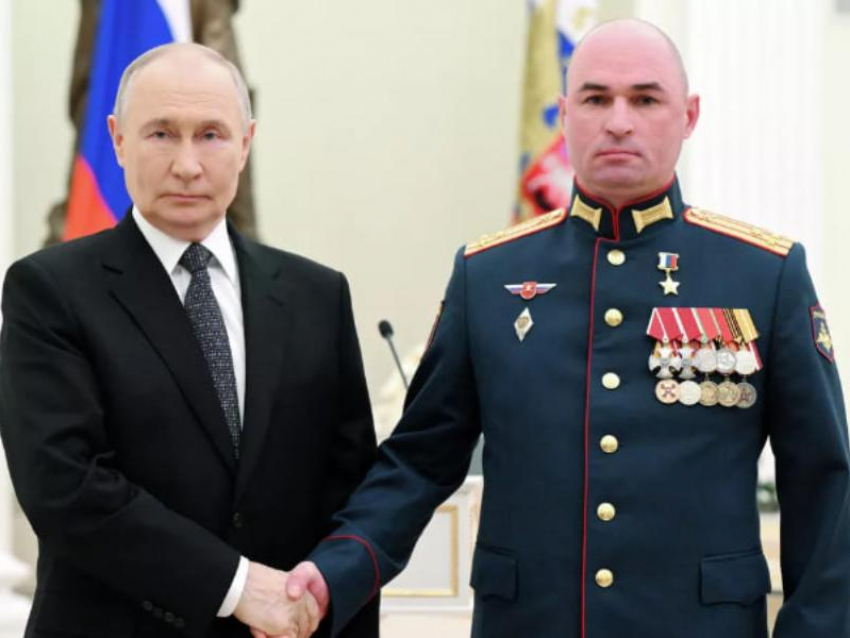 Путин вручил медаль командиру ВС РФ, доложившему ему о взятии Гуляйполя 