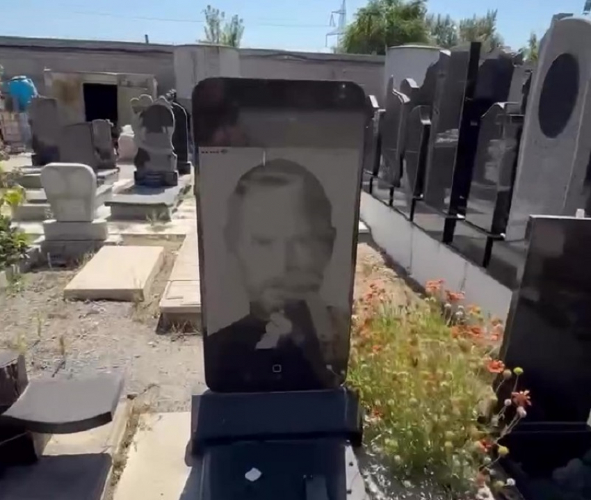 Могилу Стива Джобса с надгробием в виде смартфона нашли в Запорожье