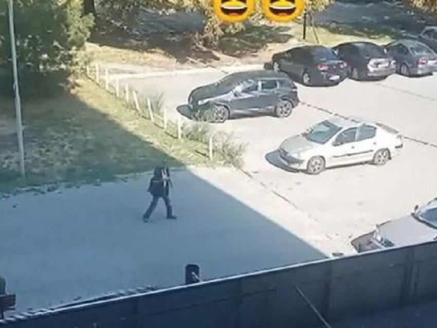 Крайне странная рекламная акция с опарышами попала на видео в Запорожье