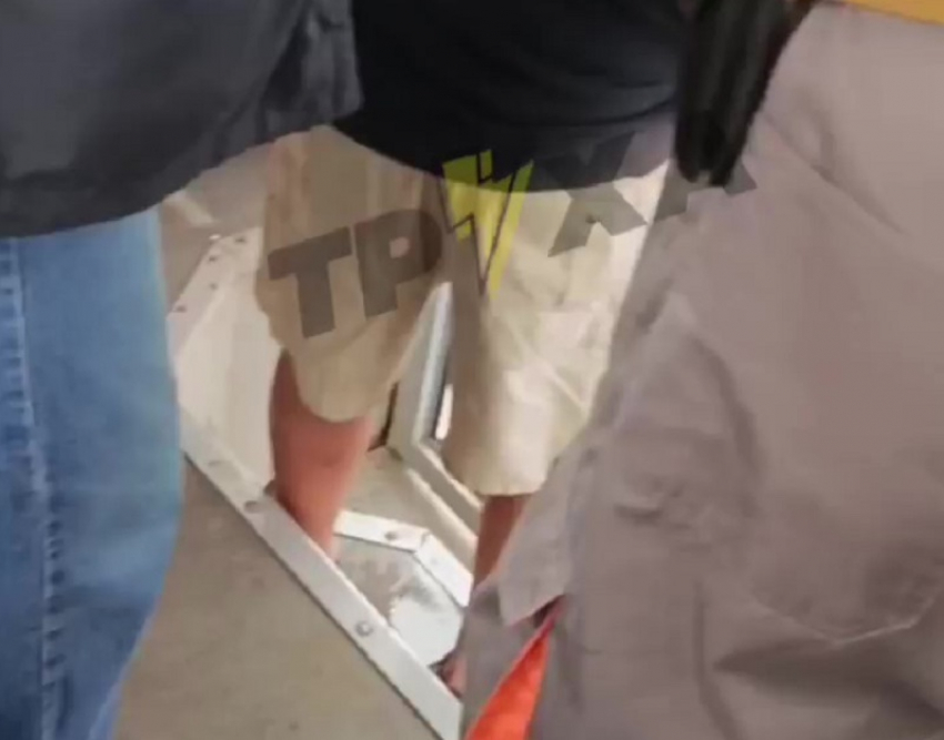 «Это просто вода»: житель Запорожья прилюдно справил нужду в автобусе и попал на видео