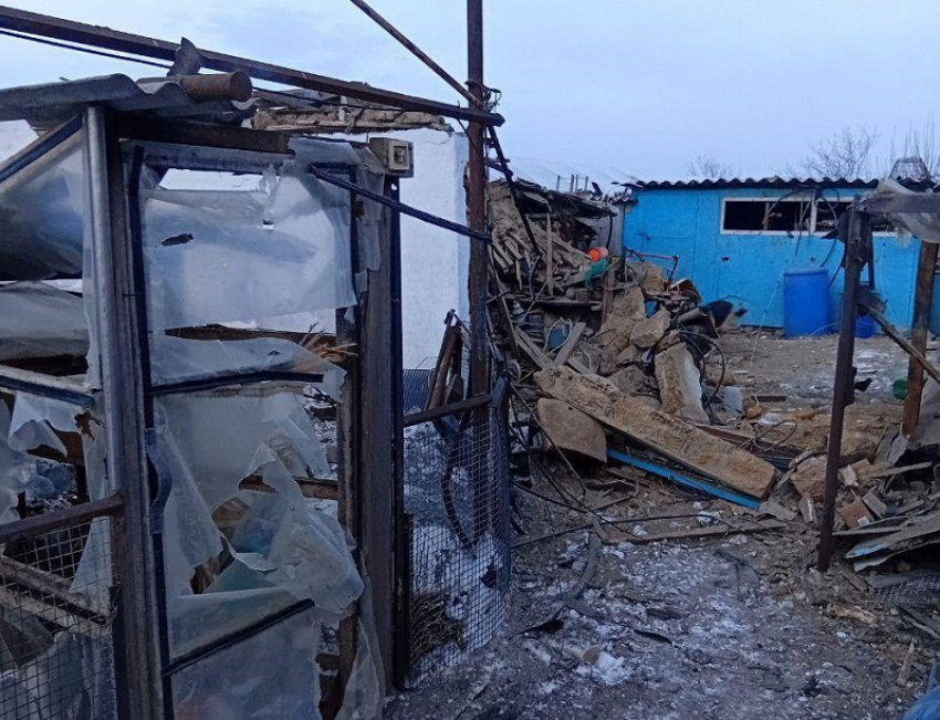 Появились фото с места удара ВСУ по частному дому в Великой Знаменке