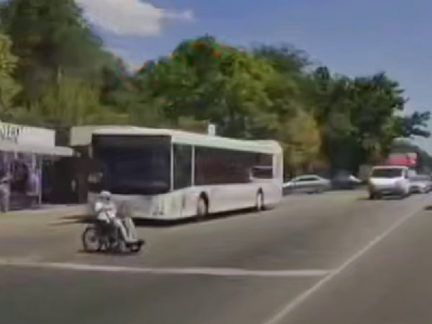 Опасный манёвр инвалида на дороге сняли на видео в Запорожье