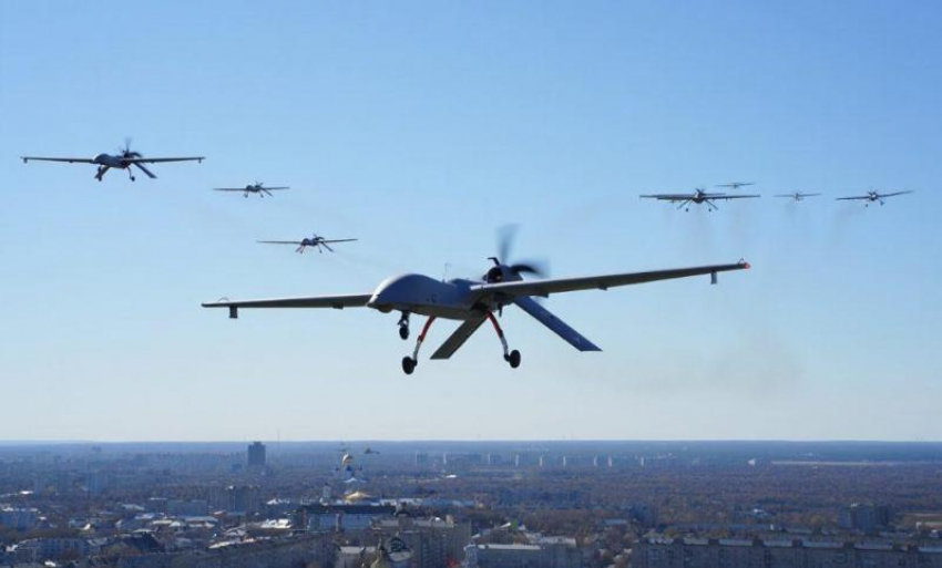 Множество украинских дронов кружат в небе над Энергодаром