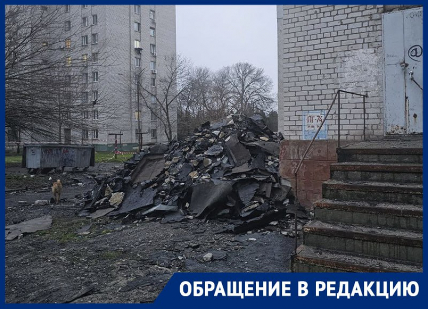 «Вокруг опять помойка»: после скандала с ремонтом крыши в Днепрорудном появилось новое видео с беспределом рабочих