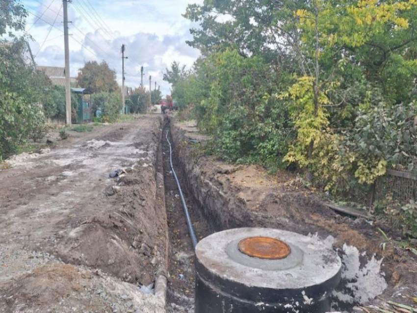 В Мелитополе меняют старые трубы водопровода на улице Речной
