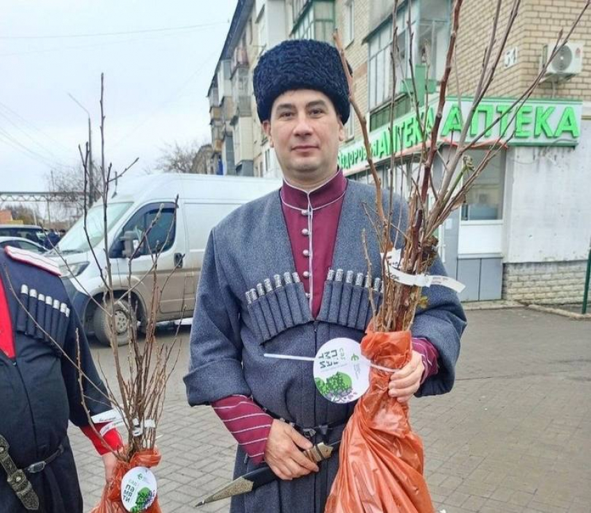 В Запорожской области казаки подарили семьям участников СВО плодовые деревья