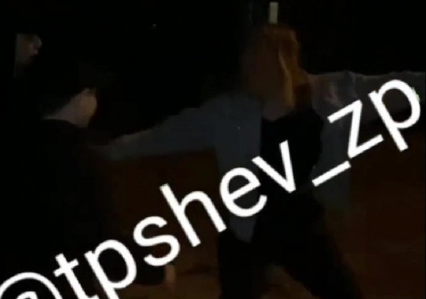 Жуткие кадры: парень избил ногами свою девушку после оскорбления его мамы в Запорожье