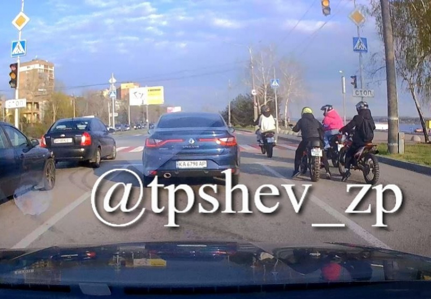 Лихач на мотоцикле показал неприличный жест и попал на видео в Запорожье