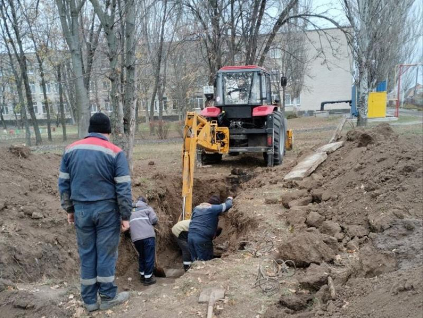 Коммунальщики спасли детей от холодных уроков в школе в Токмаке 