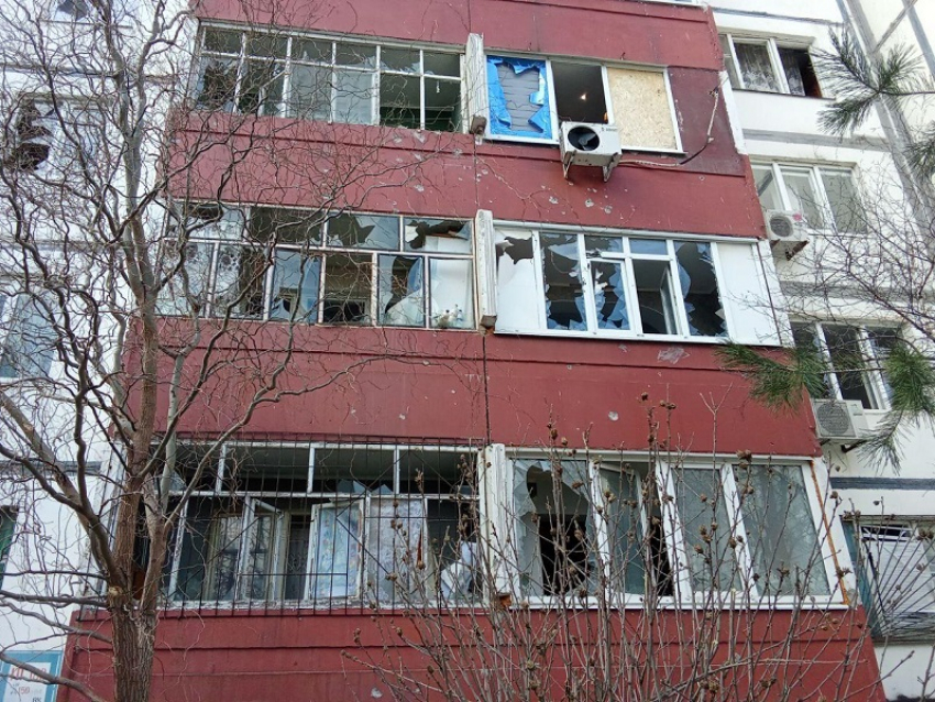 Появились новые кадры с места удара ВСУ во дворе многоэтажки в Энергодаре