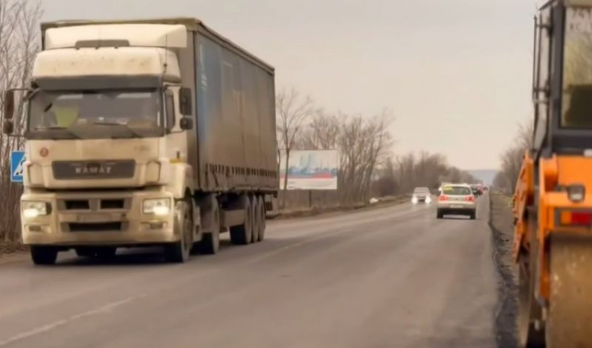 Завершается ремонт самого проблемного участка трассы Энергодар-Днепровка