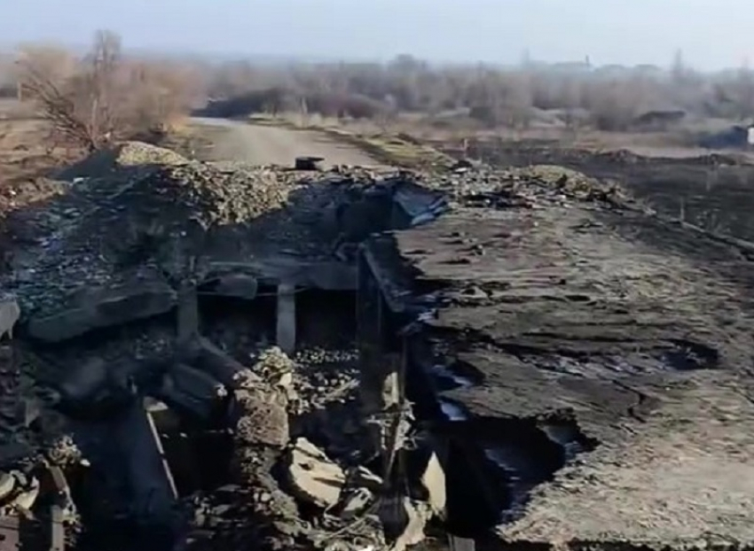 Опубликованы кадры разбитого ФАБами моста у Хитровки на Запорожском фронте СВО