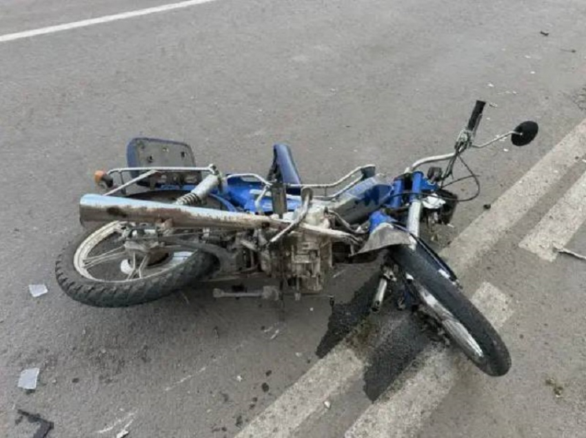 Подросток на мопеде вылетел на встречку и врезался в автомобиль в Новобогдановке