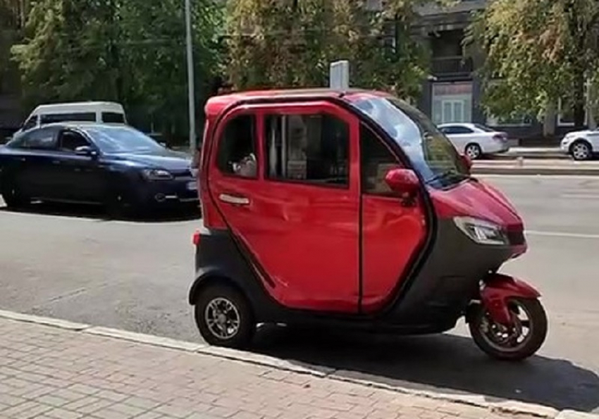 Редкая одноместная машина попала на видео в Запорожье