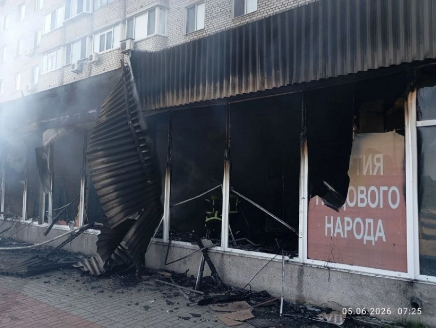 ВСУ ударили по жилому дому с отделением почты, банком и штабом КПРФ в Энергодаре