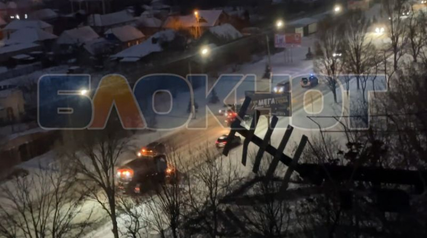 Появились кадры, как коммунальщики чистят от снега дороги в Мелитополе