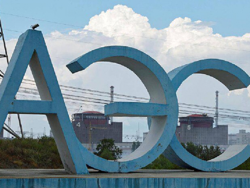 В Киеве призвали обрушить на Запорожскую АЭС десятки FPV-дронов